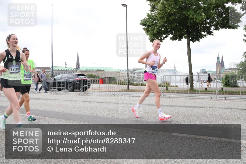 29.06.2025 - hella hamburg halbmarathon Lena Gebhardt http://msf.ph/oto/8289347 29.06.2025 10:55:38 Lombardsbrücke 17396, 18670, 18972, 1013, 1616, 1873, 1917, 2090, 3101, 3115, 3157, 3244, 3577, 4039, 4265, 4470, 4628, 4896, 5040, 5220, 5222, 5483, 5487, 5575, 6055, 6056, 6113, 6257, 6594, 7219, 7548, 7680, 7766, 7969, 8110, 8403, 8519, 8527, 8532, 8533, 8626, 8648, 9548, 9614, 9618, 9857, 9858, 9861, 9865, 9956, 10094, 10436, 10438, 10449, 10458, 10559, 10593, 10885, 11109, 11903, 11962, 11963, 12695, 12902, 13098, 13230, 14727, 15152, 15160, 16385 meine-sportfotos.de