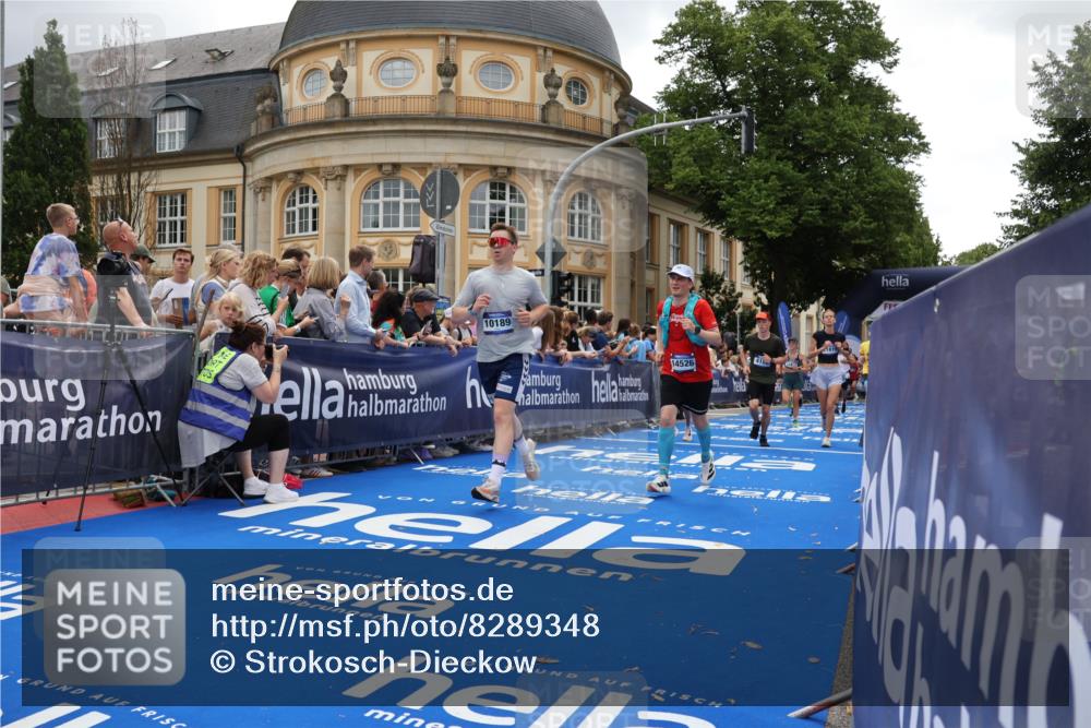 29.06.2025 - hella hamburg halbmarathon Strokosch-Dieckow http://msf.ph/oto/8289348 29.06.2025 10:49:21 Ziel 1342, 1476, 2878, 4183, 4185, 6158, 8112, 8813, 9348, 10053, 10189, 11339, 11779, 11819, 12670, 13269, 13450, 14526, 14838, 15422, 15784, 15894, 15966, 16369, 16891, 18476, 18887, 18960 meine-sportfotos.de