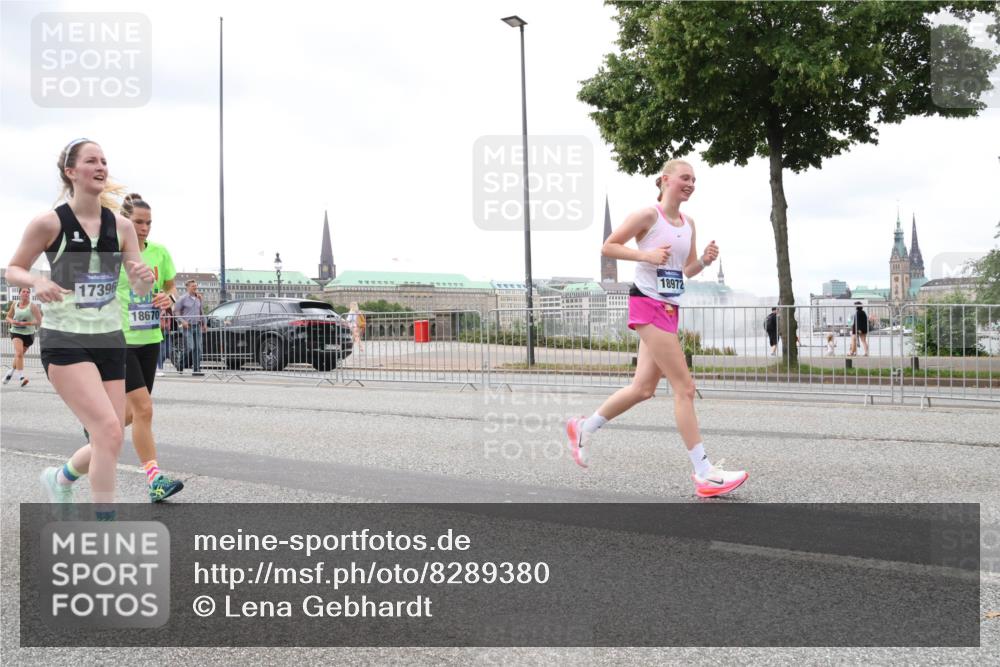 29.06.2025 - hella hamburg halbmarathon Lena Gebhardt http://msf.ph/oto/8289380 29.06.2025 10:55:38 Lombardsbrücke 17396, 18670, 18972, 1013, 1616, 1873, 1917, 2090, 3101, 3115, 3157, 3244, 3577, 4039, 4265, 4470, 4628, 4896, 5040, 5220, 5222, 5483, 5487, 5575, 6055, 6056, 6113, 6257, 6594, 7219, 7548, 7680, 7766, 7969, 8110, 8403, 8519, 8527, 8532, 8533, 8626, 8648, 9548, 9614, 9618, 9857, 9858, 9861, 9865, 9956, 10094, 10436, 10438, 10449, 10458, 10559, 10593, 10885, 11109, 11903, 11962, 11963, 12695, 12902, 13098, 13230, 14727, 15152, 15160, 16385 meine-sportfotos.de