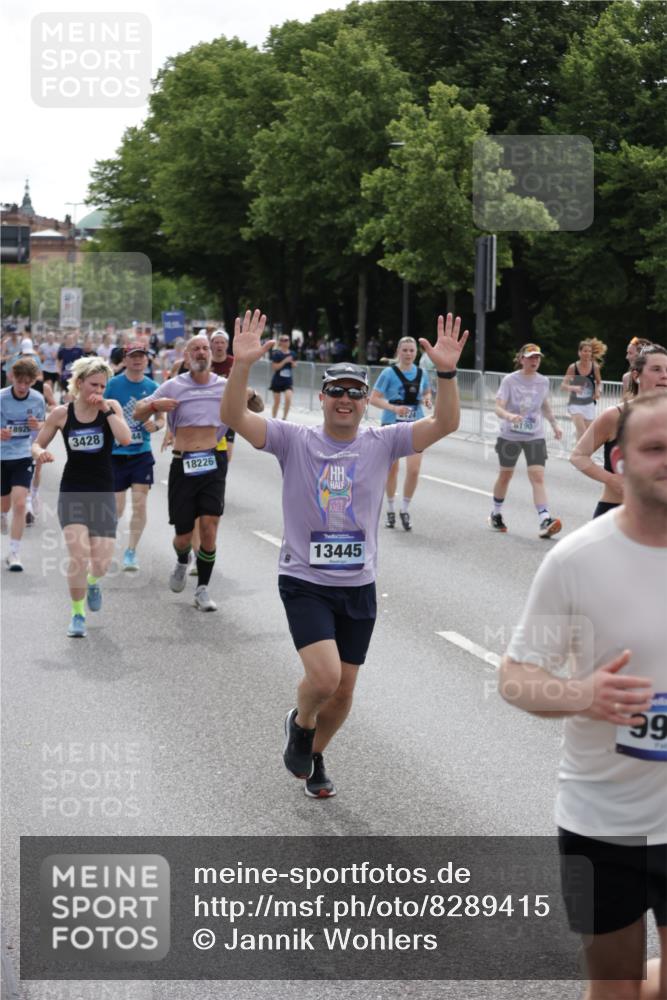 29.06.2025 - hella hamburg halbmarathon Jannik Wohlers http://msf.ph/oto/8289415 29.06.2025 10:36:07 Lombardsbrücke 1102, 1224, 2124, 3398, 3428, 4442, 5012, 5427, 5540, 5573, 5747, 5919, 6190, 6667, 7632, 8498, 8530, 8945, 9115, 9117, 9229, 9918, 10024, 10112, 10336, 10341, 10984, 11541, 11637, 12493, 13092, 13265, 13445, 14296, 15077, 15234, 15568, 15707, 15805, 16239, 16977, 17156, 17807, 18152, 18226, 18488, 18644, 18646, 18918, 18929 meine-sportfotos.de