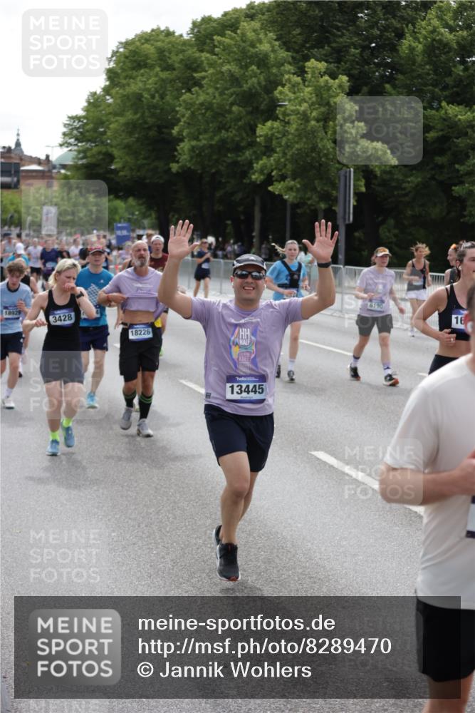 29.06.2025 - hella hamburg halbmarathon Jannik Wohlers http://msf.ph/oto/8289470 29.06.2025 10:36:07 Lombardsbrücke 1102, 1224, 2124, 3398, 3428, 4442, 5012, 5427, 5540, 5573, 5747, 5919, 6190, 6667, 7632, 8498, 8530, 8945, 9115, 9117, 9229, 9918, 10024, 10112, 10336, 10341, 10984, 11541, 11637, 12493, 13092, 13265, 13445, 14296, 15077, 15234, 15568, 15707, 15805, 16239, 16977, 17156, 17807, 18152, 18226, 18488, 18644, 18646, 18918, 18929 meine-sportfotos.de