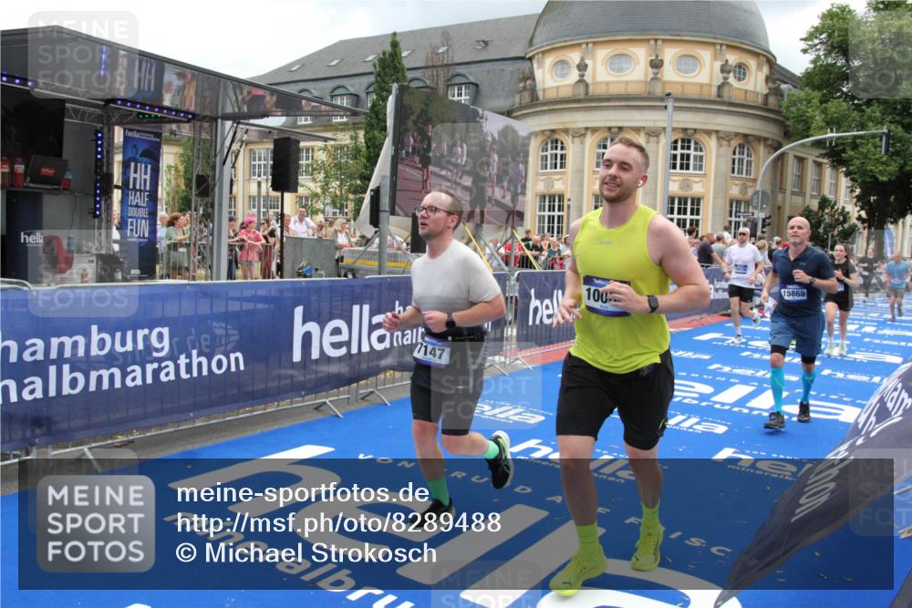 29.06.2025 - hella hamburg halbmarathon Michael Strokosch http://msf.ph/oto/8289488 29.06.2025 10:56:02 Ziel 1180, 3042, 7147, 8968, 9246, 10084, 14867, 15184, 15868, 15884, 16176 meine-sportfotos.de