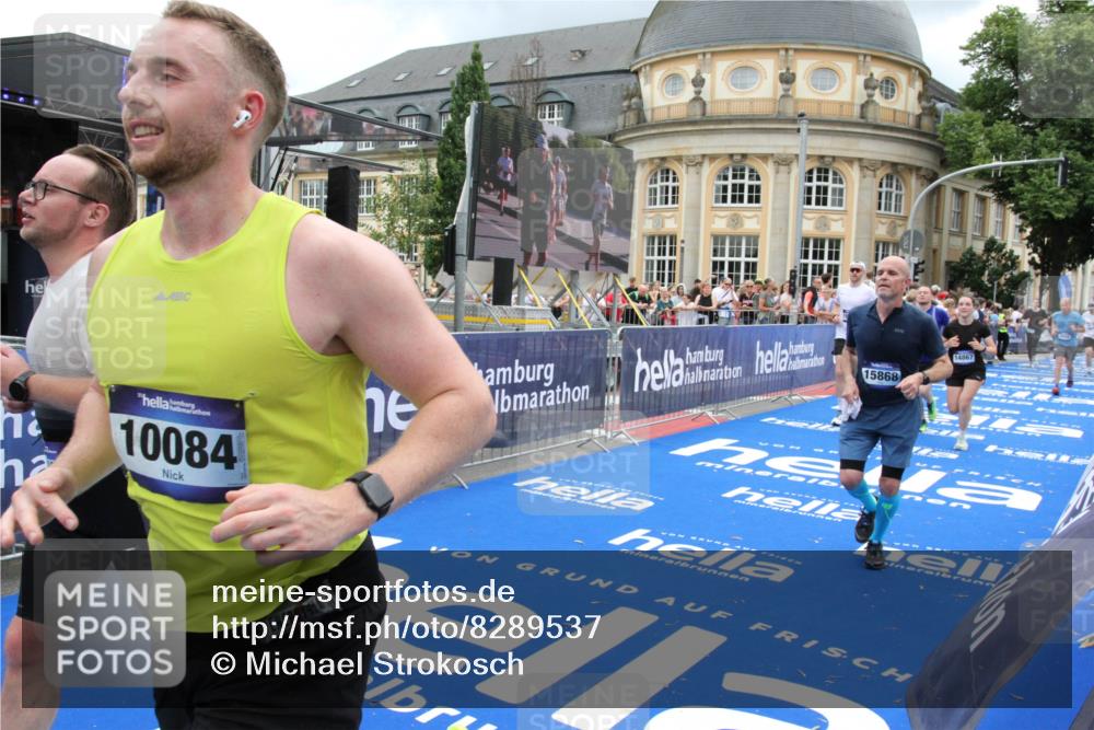29.06.2025 - hella hamburg halbmarathon Michael Strokosch http://msf.ph/oto/8289537 29.06.2025 10:56:03 Ziel 1180, 3042, 3058, 7147, 8968, 9246, 10084, 14867, 15184, 15868, 15884, 16176, 18212 meine-sportfotos.de