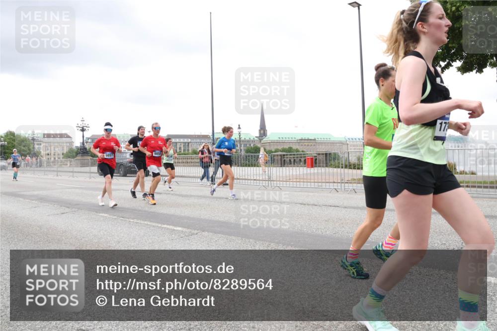 29.06.2025 - hella hamburg halbmarathon Lena Gebhardt http://msf.ph/oto/8289564 29.06.2025 10:55:39 Lombardsbrücke 9858, 9857, 17, 1616, 1873, 1917, 3101, 3115, 3157, 3244, 3577, 4039, 4265, 4470, 4628, 4896, 5040, 5220, 5222, 5483, 5487, 5575, 6055, 6056, 6113, 6257, 6594, 7219, 7548, 7680, 7766, 7969, 8110, 8403, 8519, 8527, 8532, 8533, 8626, 8648, 9548, 9614, 9618, 9857, 9858, 9861, 9865, 9956, 10094, 10436, 10438, 10449, 10458, 10559, 10593, 10885, 11109, 11903, 11962, 11963, 12695, 12902, 13098, 13230, 14727, 15152, 15160, 16385 meine-sportfotos.de