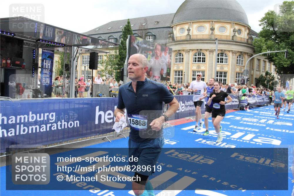 29.06.2025 - hella hamburg halbmarathon Michael Strokosch http://msf.ph/oto/8289619 29.06.2025 10:56:04 Ziel 1180, 3042, 3058, 7147, 7594, 10084, 14867, 15184, 15868, 15884, 16176, 18212 meine-sportfotos.de