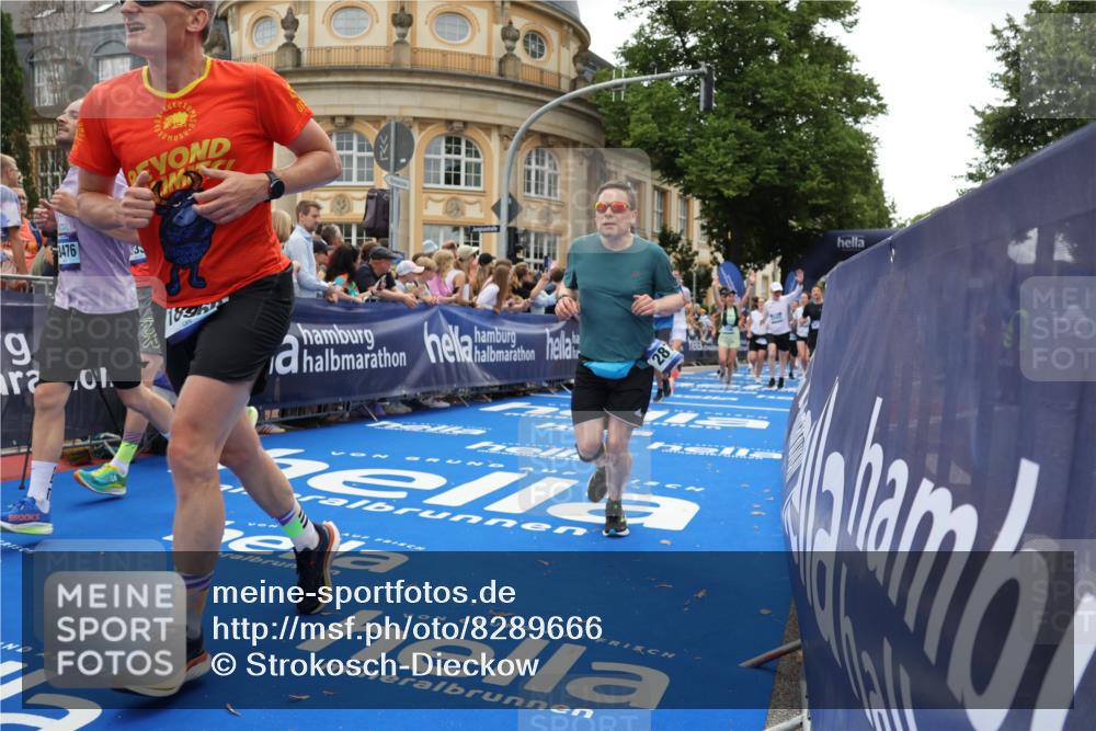 29.06.2025 - hella hamburg halbmarathon Strokosch-Dieckow http://msf.ph/oto/8289666 29.06.2025 10:49:30 Ziel 1342, 1476, 2516, 2592, 2596, 2878, 2889, 2937, 5705, 8437, 8689, 8813, 9038, 9649, 11339, 11340, 11679, 11779, 11977, 12094, 12670, 13233, 13269, 14562, 14838, 15392, 15784, 15857, 15894, 15966, 16114, 16592, 16738, 16891, 17001, 18476, 18887, 18960 meine-sportfotos.de