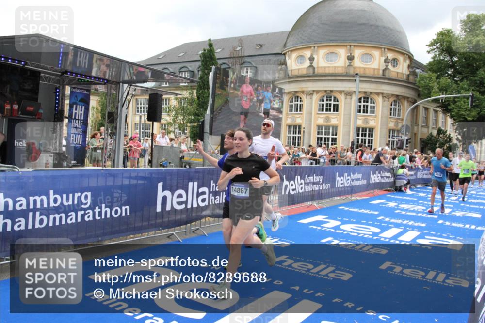 29.06.2025 - hella hamburg halbmarathon Michael Strokosch http://msf.ph/oto/8289688 29.06.2025 10:56:05 Ziel 1180, 3042, 3058, 7594, 14867, 15184, 15868, 16176, 17640, 18212 meine-sportfotos.de