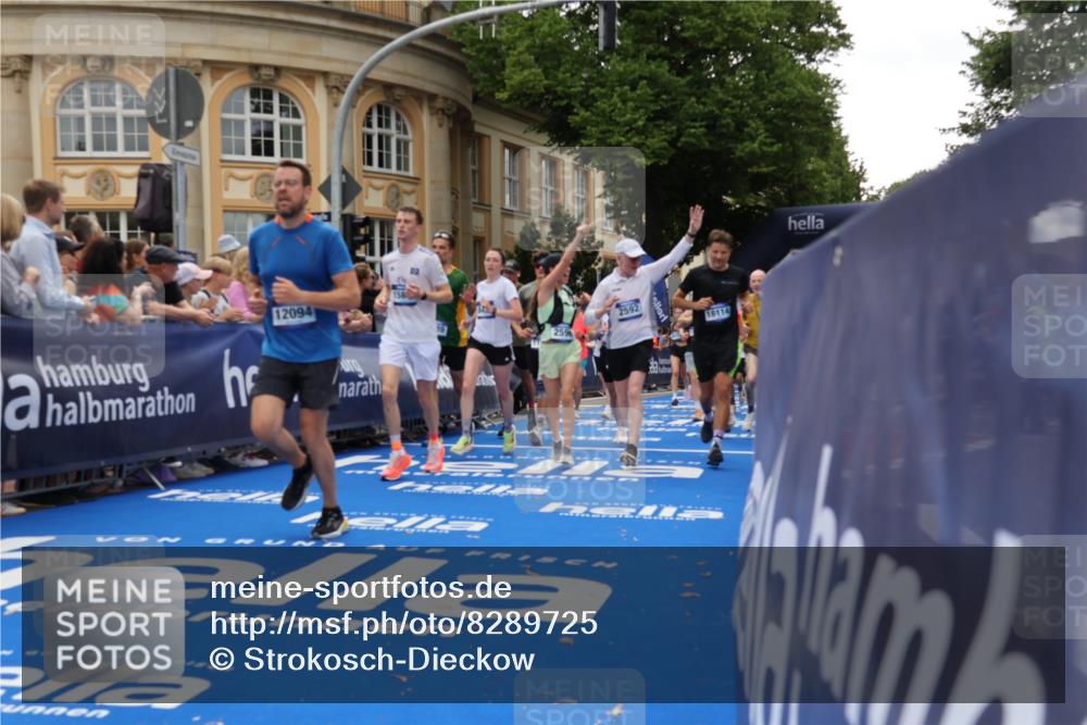 29.06.2025 - hella hamburg halbmarathon Strokosch-Dieckow http://msf.ph/oto/8289725 29.06.2025 10:49:32 Ziel 1342, 1476, 2504, 2516, 2592, 2596, 2878, 2889, 2937, 5705, 5978, 6115, 8437, 8689, 8813, 9038, 9463, 9649, 11339, 11340, 11679, 11779, 11977, 12094, 13233, 13269, 14562, 14838, 15392, 15857, 16114, 16592, 16738, 16891, 17001, 18058, 18476, 18887, 18960 meine-sportfotos.de
