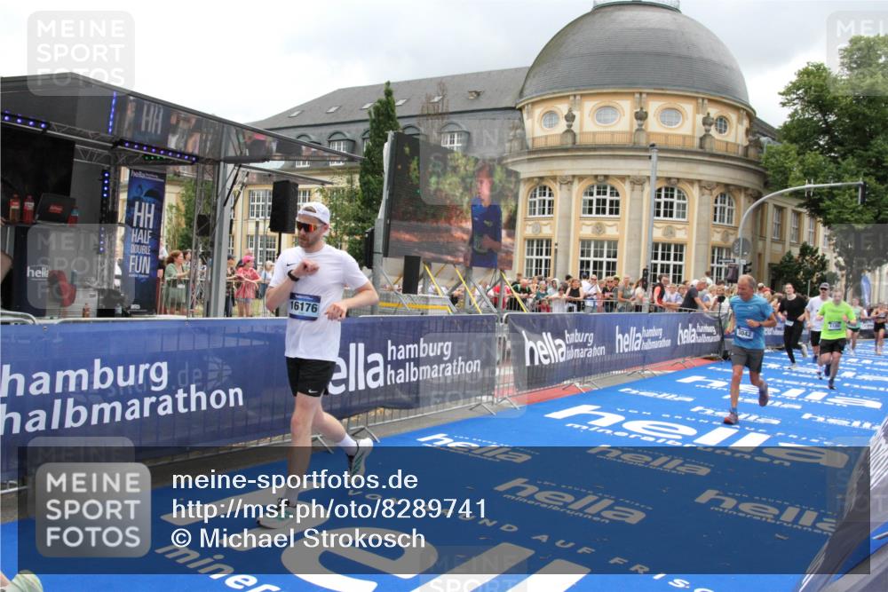 29.06.2025 - hella hamburg halbmarathon Michael Strokosch http://msf.ph/oto/8289741 29.06.2025 10:56:06 Ziel 1180, 3042, 3058, 5570, 7594, 12545, 14867, 15184, 15868, 16176, 17640, 17642, 18212 meine-sportfotos.de