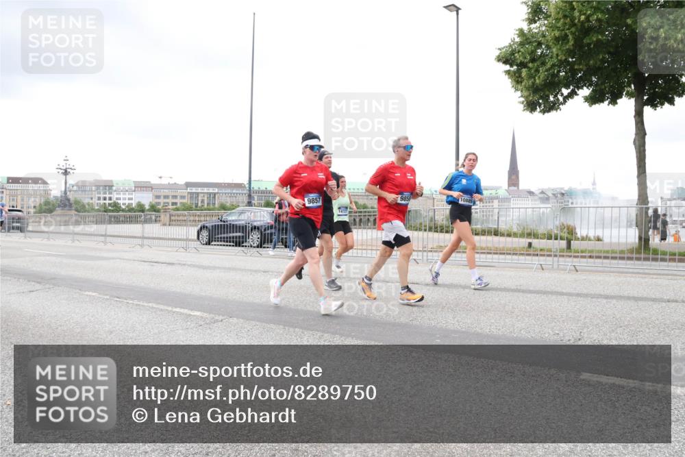 29.06.2025 - hella hamburg halbmarathon Lena Gebhardt http://msf.ph/oto/8289750 29.06.2025 10:55:40 Lombardsbrücke 9857, 14727, 9858, 10885, 1616, 1873, 1917, 3101, 3115, 3157, 3244, 3577, 4039, 4265, 4470, 4628, 4896, 5040, 5220, 5222, 5483, 5487, 5575, 6055, 6056, 6113, 6257, 6594, 7219, 7516, 7548, 7680, 7766, 7969, 8110, 8403, 8519, 8527, 8532, 8533, 8626, 8648, 9548, 9614, 9618, 9857, 9858, 9861, 9865, 9956, 10094, 10436, 10438, 10449, 10458, 10559, 10593, 10885, 11109, 11903, 11962, 11963, 12695, 12902, 13098, 13230, 14727, 15152, 15160, 16385 meine-sportfotos.de