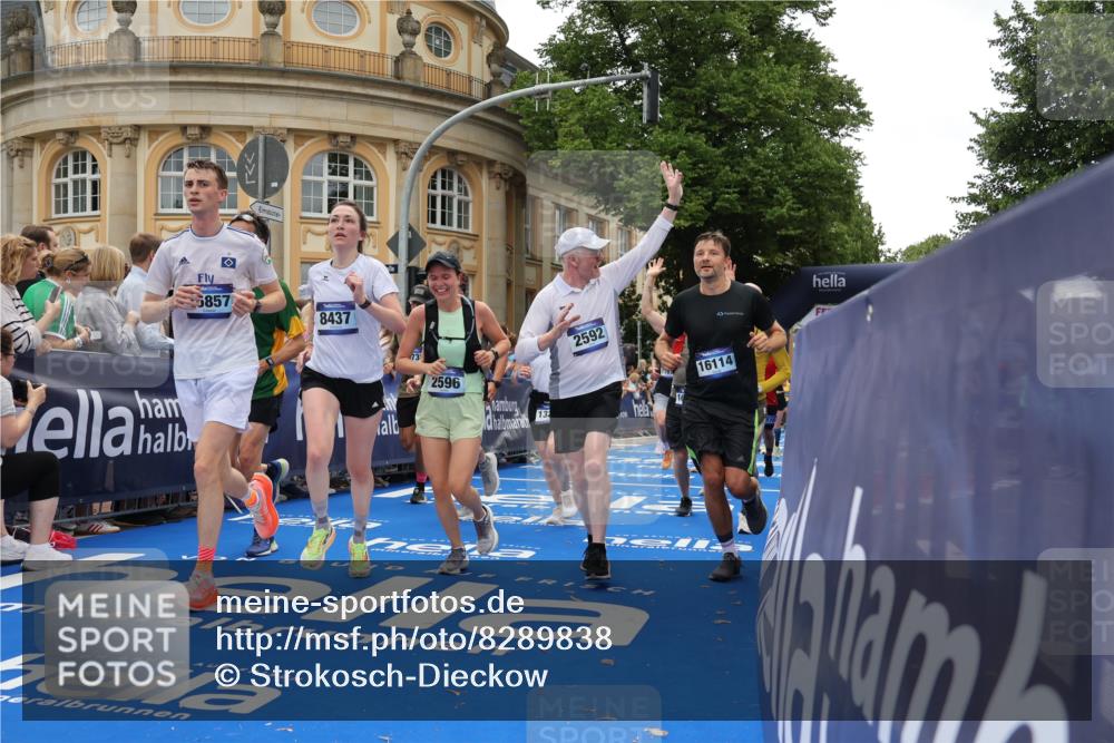 29.06.2025 - hella hamburg halbmarathon Strokosch-Dieckow http://msf.ph/oto/8289838 29.06.2025 10:49:33 Ziel 1476, 2504, 2516, 2592, 2596, 2706, 2878, 2889, 2937, 5705, 5978, 6115, 8437, 8689, 8813, 9038, 9463, 9649, 11339, 11340, 11679, 11977, 12094, 13233, 13269, 14562, 15392, 15857, 16114, 16592, 16738, 16843, 16891, 17001, 18058, 18451, 18476, 18887, 18960 meine-sportfotos.de