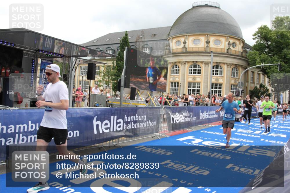 29.06.2025 - hella hamburg halbmarathon Michael Strokosch http://msf.ph/oto/8289839 29.06.2025 10:56:06 Ziel 1180, 3042, 3058, 5570, 7594, 12545, 14867, 15184, 15868, 16176, 17640, 17642, 18212 meine-sportfotos.de
