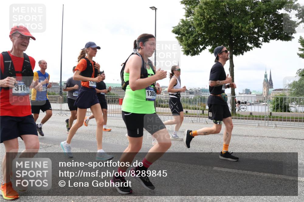 29.06.2025 - hella hamburg halbmarathon Lena Gebhardt http://msf.ph/oto/8289845 29.06.2025 10:21:09 Lombardsbrücke 3161, 275, 1060, 1217, 1305, 2000, 1028, 1266, 1658, 2101, 2271, 2325, 2383, 2635, 2815, 2834, 2923, 2945, 2956, 2986, 3122, 3161, 3247, 3453, 3781, 3813, 3817, 4082, 4288, 4350, 5041, 5061, 5373, 5395, 5493, 5767, 6275, 6308, 6608, 6844, 7228, 7375, 7522, 7553, 7608, 7781, 8095, 8113, 8724, 8726, 8844, 8940, 9005, 9011, 9100, 9108, 9236, 9501, 9624, 9981, 10050, 10350, 10585, 10602, 11145, 11698, 12175, 12694, 12844, 13057, 13508 meine-sportfotos.de