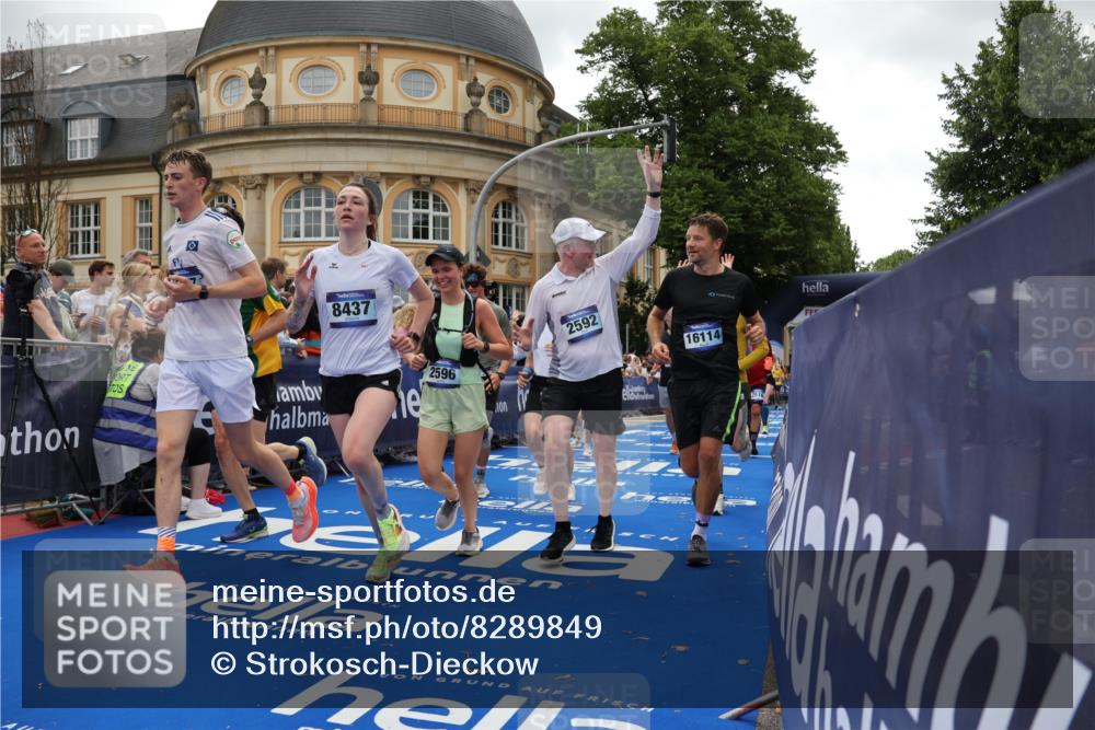 29.06.2025 - hella hamburg halbmarathon Strokosch-Dieckow http://msf.ph/oto/8289849 29.06.2025 10:49:34 Ziel 2504, 2516, 2592, 2596, 2706, 2878, 2889, 2937, 3060, 5705, 5978, 6115, 7332, 8437, 8689, 8813, 9038, 9463, 9619, 9649, 11339, 11340, 11679, 11977, 12094, 13233, 14562, 15392, 15857, 16114, 16592, 16738, 16843, 17001, 18058, 18451, 18476, 18960 meine-sportfotos.de