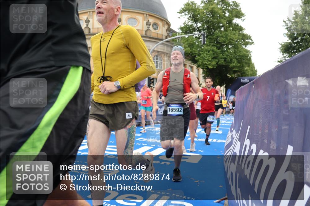 29.06.2025 - hella hamburg halbmarathon Strokosch-Dieckow http://msf.ph/oto/8289874 29.06.2025 10:49:35 Ziel 2504, 2516, 2592, 2596, 2706, 2889, 2937, 3060, 5705, 5978, 6115, 7332, 8437, 8689, 8813, 9038, 9463, 9619, 9649, 11340, 11679, 11977, 12094, 13233, 14562, 15392, 15857, 16114, 16592, 16738, 16843, 16877, 17001, 18058, 18451, 18926 meine-sportfotos.de