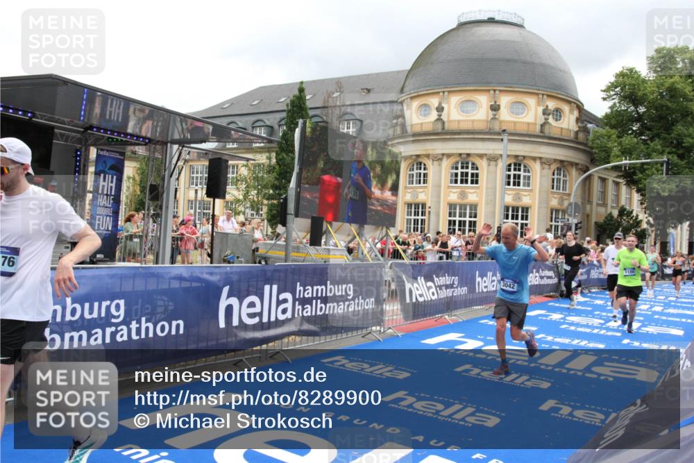 29.06.2025 - hella hamburg halbmarathon Michael Strokosch http://msf.ph/oto/8289900 29.06.2025 10:56:06 Ziel 1180, 3042, 3058, 5570, 7594, 12545, 14867, 15184, 15868, 16176, 17640, 17642, 18212 meine-sportfotos.de