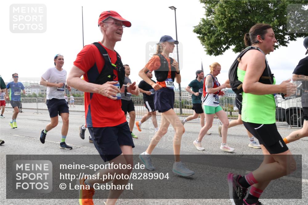 29.06.2025 - hella hamburg halbmarathon Lena Gebhardt http://msf.ph/oto/8289904 29.06.2025 10:21:10 Lombardsbrücke 13448, 2, 121, 1629, 506, 1028, 1266, 1658, 2101, 2271, 2325, 2383, 2635, 2815, 2923, 2945, 2956, 2986, 3122, 3161, 3247, 3453, 3813, 3817, 4082, 4350, 5041, 5061, 5373, 5395, 5493, 5767, 6275, 6308, 6608, 6844, 7228, 7375, 7522, 7553, 7608, 7781, 8095, 8113, 8724, 8726, 8844, 8940, 9005, 9011, 9100, 9108, 9236, 9501, 9624, 9981, 10050, 10350, 10585, 10602, 11145, 11698, 12175, 12694, 12844, 13057, 13508 meine-sportfotos.de