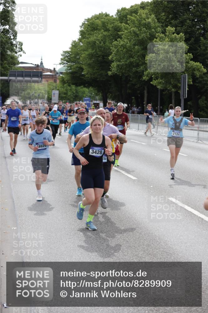 29.06.2025 - hella hamburg halbmarathon Jannik Wohlers http://msf.ph/oto/8289909 29.06.2025 10:36:09 Lombardsbrücke 1224, 2124, 2588, 3398, 3428, 4084, 4442, 5012, 5427, 5540, 5747, 5919, 6190, 6667, 7632, 8530, 8945, 9115, 9117, 9229, 9500, 9918, 10024, 10112, 10984, 11541, 11637, 12493, 12770, 13092, 13265, 13266, 13445, 13704, 13902, 13903, 14296, 15077, 15568, 15707, 15805, 16228, 16239, 16977, 17156, 17807, 18152, 18174, 18226, 18488, 18644, 18646, 18918, 18929 meine-sportfotos.de