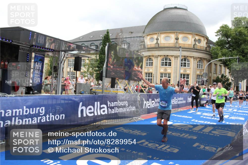 29.06.2025 - hella hamburg halbmarathon Michael Strokosch http://msf.ph/oto/8289954 29.06.2025 10:56:07 Ziel 1180, 3042, 3058, 4594, 4813, 5570, 7594, 12545, 14867, 15184, 16176, 17640, 17642, 18212 meine-sportfotos.de