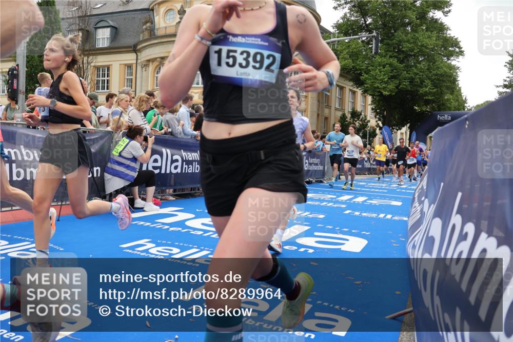29.06.2025 - hella hamburg halbmarathon Strokosch-Dieckow http://msf.ph/oto/8289964 29.06.2025 10:49:37 Ziel 2504, 2516, 2592, 2596, 2706, 2889, 2937, 3060, 3543, 5705, 5894, 5978, 6115, 7332, 8689, 9038, 9463, 9551, 9619, 9649, 9723, 11340, 11679, 11977, 12094, 13159, 13233, 14562, 14794, 15392, 15857, 16114, 16592, 16738, 16843, 16877, 17001, 17282, 18058, 18451, 18926 meine-sportfotos.de