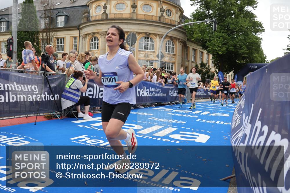 29.06.2025 - hella hamburg halbmarathon Strokosch-Dieckow http://msf.ph/oto/8289972 29.06.2025 10:49:38 Ziel 2504, 2516, 2592, 2596, 2706, 2889, 2937, 3060, 3543, 5705, 5894, 5978, 6115, 6125, 7332, 9038, 9463, 9551, 9619, 9649, 9723, 9924, 11340, 11679, 11977, 13159, 13233, 14562, 14794, 15392, 15857, 16114, 16592, 16738, 16843, 16877, 17001, 17282, 17753, 18058, 18451, 18926 meine-sportfotos.de