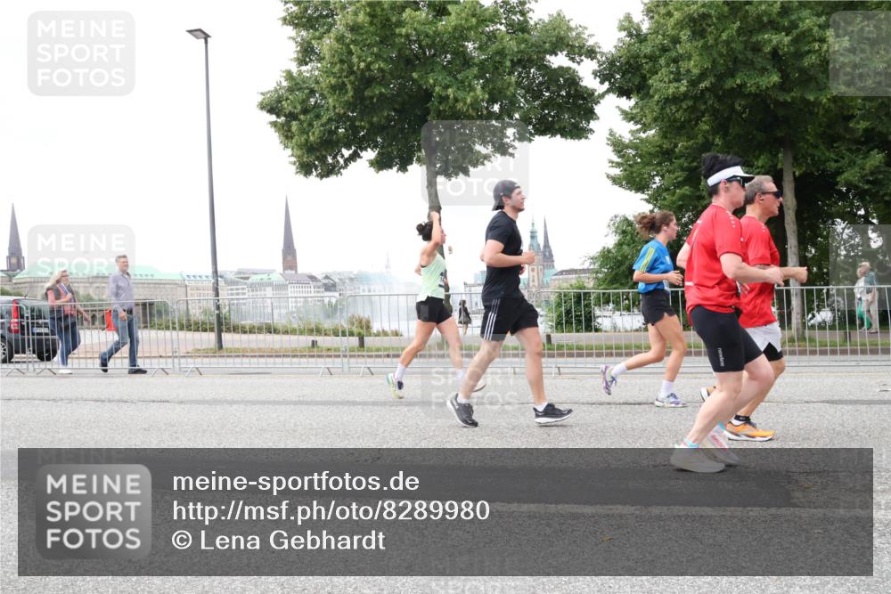 29.06.2025 - hella hamburg halbmarathon Lena Gebhardt http://msf.ph/oto/8289980 29.06.2025 10:55:42 Lombardsbrücke 1616, 1873, 1917, 2793, 3101, 3115, 3157, 3244, 3577, 4265, 4470, 4628, 4896, 5040, 5220, 5222, 5483, 5487, 5575, 6055, 6056, 6113, 6257, 6594, 7516, 7548, 7680, 7969, 8110, 8527, 8532, 8533, 8626, 8648, 9548, 9614, 9618, 9857, 9858, 9861, 9865, 9956, 10094, 10436, 10438, 10449, 10559, 10593, 10885, 11109, 11903, 11962, 11963, 12695, 12902, 13098, 13230, 14727, 15152, 15160, 16385 meine-sportfotos.de
