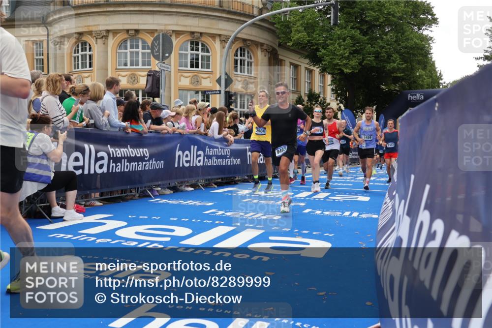 29.06.2025 - hella hamburg halbmarathon Strokosch-Dieckow http://msf.ph/oto/8289999 29.06.2025 10:49:40 Ziel 2504, 2516, 2706, 2889, 2937, 3060, 3543, 5705, 5894, 5978, 6115, 6125, 7332, 9038, 9463, 9551, 9619, 9649, 9723, 9924, 11679, 11975, 11977, 13159, 14562, 14794, 15392, 16738, 16843, 16877, 17001, 17282, 17753, 18058, 18451, 18926 meine-sportfotos.de