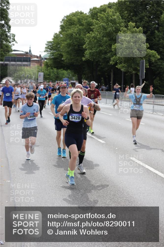 29.06.2025 - hella hamburg halbmarathon Jannik Wohlers http://msf.ph/oto/8290011 29.06.2025 10:36:09 Lombardsbrücke 1224, 2124, 2588, 3398, 3428, 4084, 4442, 5012, 5427, 5540, 5747, 5919, 6190, 6667, 7632, 8530, 8945, 9115, 9117, 9229, 9500, 9918, 10024, 10112, 10984, 11541, 11637, 12493, 12770, 13092, 13265, 13266, 13445, 13704, 13902, 13903, 14296, 15077, 15568, 15707, 15805, 16228, 16239, 16977, 17156, 17807, 18152, 18174, 18226, 18488, 18644, 18646, 18918, 18929 meine-sportfotos.de
