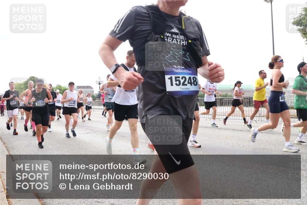 29.06.2025 - hella hamburg halbmarathon Lena Gebhardt http://msf.ph/oto/8290030 29.06.2025 10:36:15 Lombardsbrücke 6093, 2520, 14249, 1780, 50, 15248, 689, 18, 1008, 1010, 1036, 1102, 1108, 1183, 1224, 1775, 1780, 1835, 2124, 2352, 2520, 2811, 2827, 2870, 3398, 3401, 3404, 3428, 3598, 3699, 3741, 3877, 3990, 4245, 4326, 4413, 4442, 4798, 4937, 5012, 5246, 5427, 5540, 5573, 5666, 5747, 5809, 5919, 6021, 6092, 6093, 6184, 6190, 6417, 6667, 6845, 6896, 7086, 7111, 7140, 7275, 7304, 7575, 7576, 7632, 8333, 8356, 8498, 8530, 8581, 8945, 8947, 9115, 9117, 9229, 9432 meine-sportfotos.de