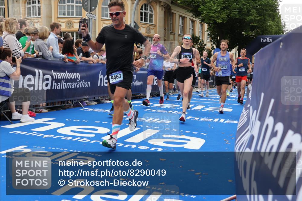 29.06.2025 - hella hamburg halbmarathon Strokosch-Dieckow http://msf.ph/oto/8290049 29.06.2025 10:49:41 Ziel 2504, 2706, 2937, 3060, 3543, 5894, 5978, 6115, 6125, 7332, 9038, 9463, 9551, 9619, 9649, 9723, 9924, 11679, 11975, 11977, 13159, 14794, 15392, 16843, 16877, 17001, 17282, 17753, 18058, 18451, 18926 meine-sportfotos.de
