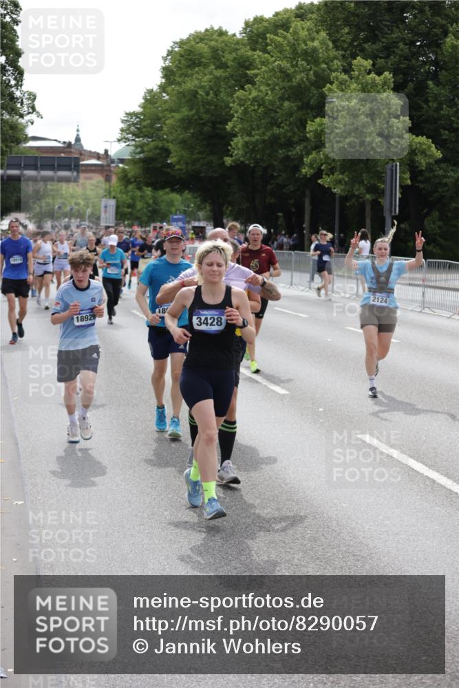 29.06.2025 - hella hamburg halbmarathon Jannik Wohlers http://msf.ph/oto/8290057 29.06.2025 10:36:09 Lombardsbrücke 1224, 2124, 2588, 3398, 3428, 4084, 4442, 5012, 5427, 5540, 5747, 5919, 6190, 6667, 7632, 8530, 8945, 9115, 9117, 9229, 9500, 9918, 10024, 10112, 10984, 11541, 11637, 12493, 12770, 13092, 13265, 13266, 13445, 13704, 13902, 13903, 14296, 15077, 15568, 15707, 15805, 16228, 16239, 16977, 17156, 17807, 18152, 18174, 18226, 18488, 18644, 18646, 18918, 18929 meine-sportfotos.de