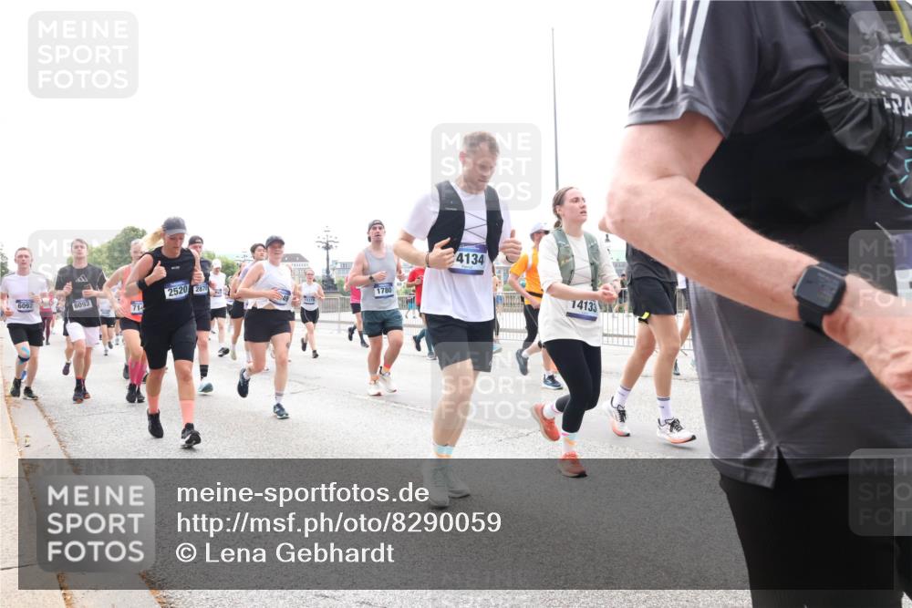 29.06.2025 - hella hamburg halbmarathon Lena Gebhardt http://msf.ph/oto/8290059 29.06.2025 10:36:16 Lombardsbrücke 6092, 6093, 6095, 714, 2520, 2870, 1780, 4134, 14133, 1008, 1010, 1036, 1102, 1108, 1183, 1224, 1775, 1780, 1835, 2124, 2352, 2520, 2811, 2827, 2870, 3398, 3401, 3404, 3428, 3598, 3699, 3741, 3877, 3990, 4245, 4326, 4413, 4442, 4798, 4937, 5012, 5246, 5427, 5540, 5573, 5666, 5747, 5809, 5919, 6092, 6093, 6184, 6190, 6417, 6667, 6845, 6896, 7086, 7111, 7140, 7275, 7304, 7575, 7576, 7632, 8356, 8498, 8530, 8581, 8945, 8947, 9115, 9117, 9229, 9432 meine-sportfotos.de