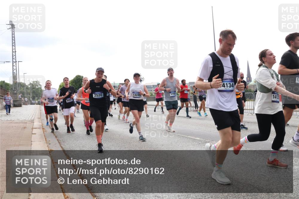 29.06.2025 - hella hamburg halbmarathon Lena Gebhardt http://msf.ph/oto/8290162 29.06.2025 10:36:16 Lombardsbrücke 2520, 14245, 1780, 6092, 6093, 4134, 14139, 1008, 1010, 1036, 1102, 1108, 1183, 1224, 1775, 1780, 1835, 2124, 2352, 2520, 2811, 2827, 2870, 3398, 3401, 3404, 3428, 3598, 3699, 3741, 3877, 3990, 4245, 4326, 4413, 4442, 4798, 4937, 5012, 5246, 5427, 5540, 5573, 5666, 5747, 5809, 5919, 6092, 6093, 6184, 6190, 6417, 6667, 6845, 6896, 7086, 7111, 7140, 7275, 7304, 7575, 7576, 7632, 8356, 8498, 8530, 8581, 8945, 8947, 9115, 9117, 9229, 9432 meine-sportfotos.de