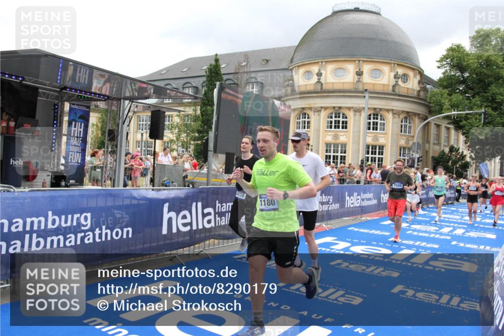 29.06.2025 - hella hamburg halbmarathon Michael Strokosch http://msf.ph/oto/8290179 29.06.2025 10:56:09 Ziel 1180, 3042, 3058, 4594, 4813, 5492, 5570, 7594, 8330, 12545, 17640, 17642, 18212 meine-sportfotos.de