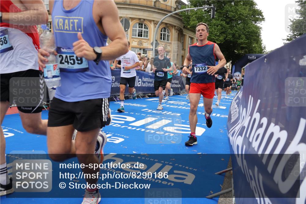 29.06.2025 - hella hamburg halbmarathon Strokosch-Dieckow http://msf.ph/oto/8290186 29.06.2025 10:49:43 Ziel 2504, 2706, 2937, 3060, 3543, 4017, 5460, 5894, 5978, 6115, 6125, 7332, 9126, 9200, 9463, 9551, 9619, 9723, 9924, 11975, 11977, 13159, 13463, 14794, 16800, 16843, 16877, 17282, 17753, 18058, 18451, 18926, 19122 meine-sportfotos.de