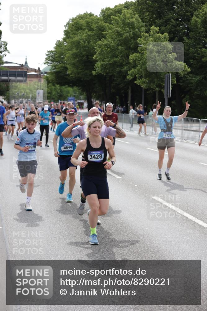 29.06.2025 - hella hamburg halbmarathon Jannik Wohlers http://msf.ph/oto/8290221 29.06.2025 10:36:09 Lombardsbrücke 1224, 2124, 2588, 3398, 3428, 4084, 4442, 5012, 5427, 5540, 5747, 5919, 6190, 6667, 7632, 8530, 8945, 9115, 9117, 9229, 9500, 9918, 10024, 10112, 10984, 11541, 11637, 12493, 12770, 13092, 13265, 13266, 13445, 13704, 13902, 13903, 14296, 15077, 15568, 15707, 15805, 16228, 16239, 16977, 17156, 17807, 18152, 18174, 18226, 18488, 18644, 18646, 18918, 18929 meine-sportfotos.de