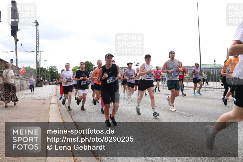 29.06.2025 - hella hamburg halbmarathon Lena Gebhardt http://msf.ph/oto/8290235 29.06.2025 10:36:16 Lombardsbrücke 6092, 6093, 2520, 566, 14249, 3741, 1780, 15676, 156, 1008, 1010, 1036, 1102, 1108, 1183, 1224, 1775, 1780, 1835, 2124, 2352, 2520, 2811, 2827, 2870, 3398, 3401, 3404, 3428, 3598, 3699, 3741, 3877, 3990, 4245, 4326, 4413, 4442, 4798, 4937, 5012, 5246, 5427, 5540, 5573, 5666, 5747, 5809, 5919, 6092, 6093, 6184, 6190, 6417, 6667, 6845, 6896, 7086, 7111, 7140, 7275, 7304, 7575, 7576, 7632, 8356, 8498, 8530, 8581, 8945, 8947, 9115, 9117, 9229, 9432 meine-sportfotos.de