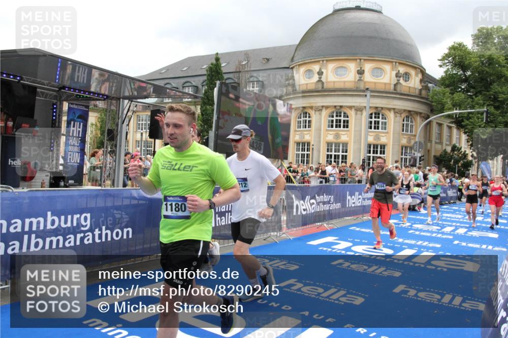 29.06.2025 - hella hamburg halbmarathon Michael Strokosch http://msf.ph/oto/8290245 29.06.2025 10:56:09 Ziel 1180, 3042, 3058, 4594, 4813, 5492, 5570, 7594, 8330, 12545, 17640, 17642, 18212 meine-sportfotos.de