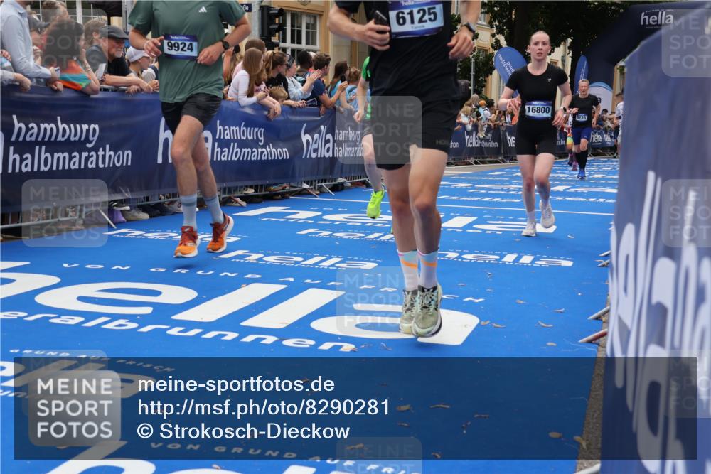 29.06.2025 - hella hamburg halbmarathon Strokosch-Dieckow http://msf.ph/oto/8290281 29.06.2025 10:49:48 Ziel 2540, 3060, 3543, 4017, 5460, 5894, 6125, 7332, 8454, 8455, 9126, 9200, 9491, 9551, 9597, 9619, 9723, 9924, 11975, 12527, 12733, 13159, 13463, 14794, 16732, 16800, 16877, 16887, 17282, 17753, 18926, 19109, 19122 meine-sportfotos.de