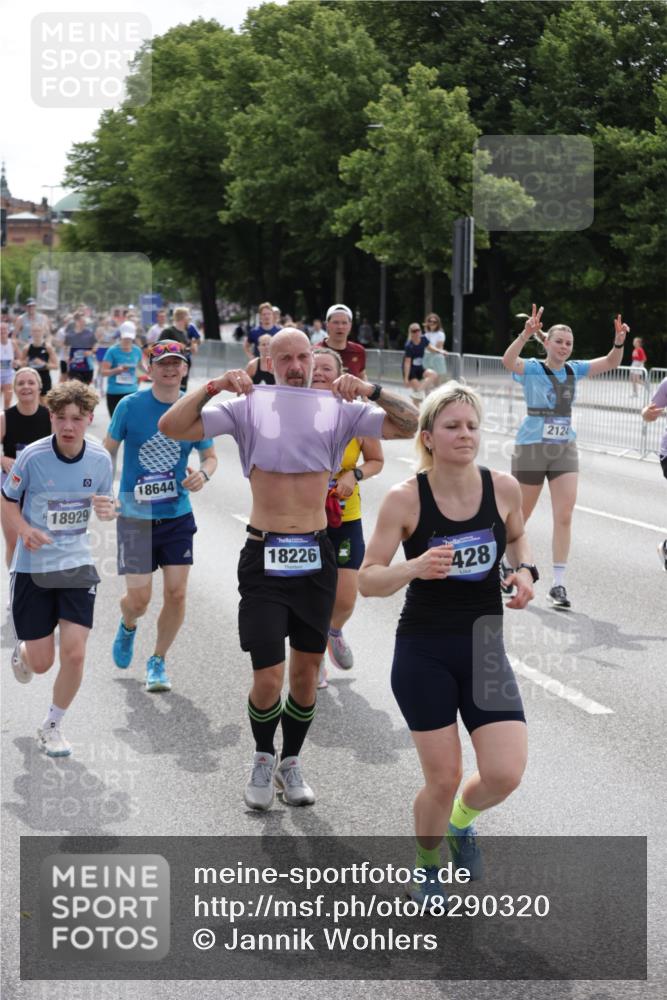 29.06.2025 - hella hamburg halbmarathon Jannik Wohlers http://msf.ph/oto/8290320 29.06.2025 10:36:10 Lombardsbrücke 1224, 1948, 2124, 2588, 3398, 3428, 4084, 4442, 5012, 5427, 5540, 5747, 5919, 6190, 6667, 7632, 8530, 8945, 9115, 9117, 9500, 9918, 10024, 10112, 10984, 11541, 11637, 12493, 12605, 12770, 12775, 13092, 13265, 13266, 13445, 13704, 13902, 13903, 15077, 15568, 15707, 15805, 16228, 16239, 16977, 17018, 17156, 17807, 18152, 18174, 18226, 18488, 18644, 18646, 18918, 18929 meine-sportfotos.de