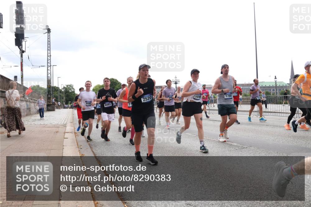 29.06.2025 - hella hamburg halbmarathon Lena Gebhardt http://msf.ph/oto/8290383 29.06.2025 10:36:16 Lombardsbrücke 6092, 6093, 2520, 14249, 3741, 1780, 15676, 1008, 1010, 1036, 1102, 1108, 1183, 1224, 1775, 1780, 1835, 2124, 2352, 2520, 2811, 2827, 2870, 3398, 3401, 3404, 3428, 3598, 3699, 3741, 3877, 3990, 4245, 4326, 4413, 4442, 4798, 4937, 5012, 5246, 5427, 5540, 5573, 5666, 5747, 5809, 5919, 6092, 6093, 6184, 6190, 6417, 6667, 6845, 6896, 7086, 7111, 7140, 7275, 7304, 7575, 7576, 7632, 8356, 8498, 8530, 8581, 8945, 8947, 9115, 9117, 9229, 9432 meine-sportfotos.de