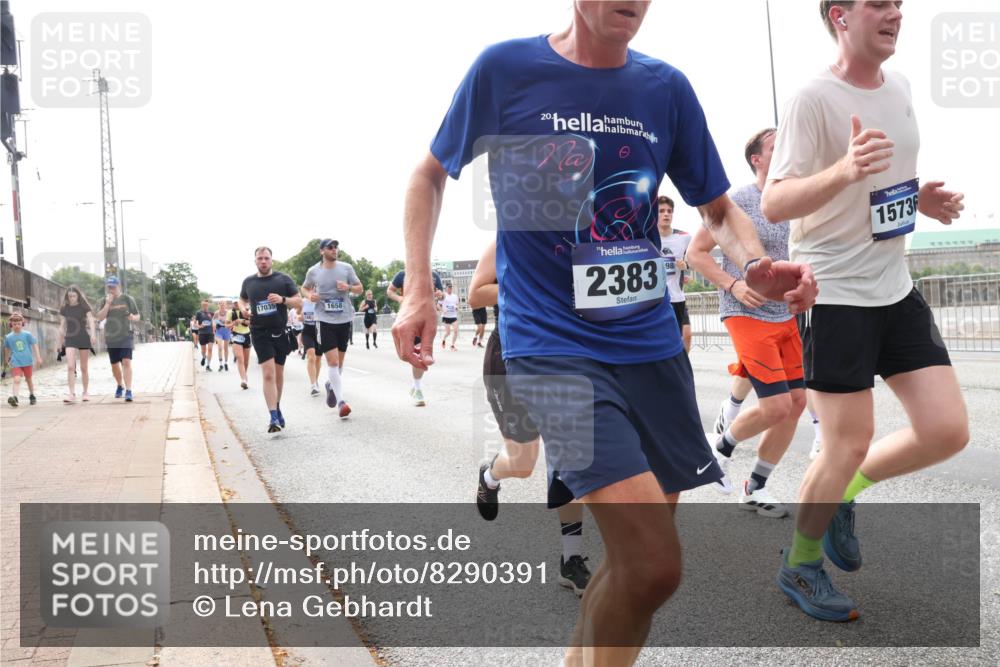 29.06.2025 - hella hamburg halbmarathon Lena Gebhardt http://msf.ph/oto/8290391 29.06.2025 10:21:12 Lombardsbrücke 17035, 20, 1658, 2383, 98, 15736, 1028, 1266, 1401, 1658, 2271, 2383, 2635, 2815, 2923, 2945, 2956, 2986, 3122, 3161, 3247, 3453, 3813, 3817, 4082, 4350, 4786, 5041, 5061, 5373, 5395, 5493, 5767, 6103, 6275, 6308, 6608, 6844, 7228, 7375, 7522, 7553, 7608, 7781, 8095, 8113, 8724, 8726, 8844, 8940, 9005, 9011, 9100, 9108, 9236, 9501, 9624, 9981, 10050, 10350, 10374, 10585, 10602, 11145, 11698, 12175, 12694, 12844, 13057, 13508 meine-sportfotos.de