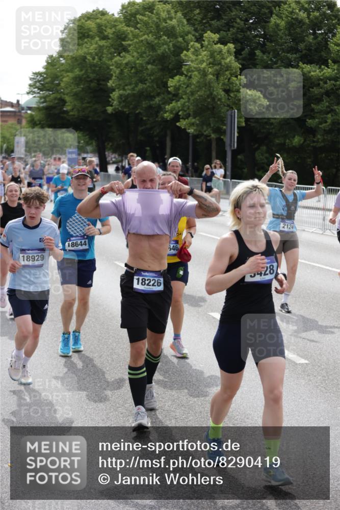 29.06.2025 - hella hamburg halbmarathon Jannik Wohlers http://msf.ph/oto/8290419 29.06.2025 10:36:10 Lombardsbrücke 1224, 1948, 2124, 2588, 3398, 3428, 4084, 4442, 5012, 5427, 5540, 5747, 5919, 6190, 6667, 7632, 8530, 8945, 9115, 9117, 9500, 9918, 10024, 10112, 10984, 11541, 11637, 12493, 12605, 12770, 12775, 13092, 13265, 13266, 13445, 13704, 13902, 13903, 15077, 15568, 15707, 15805, 16228, 16239, 16977, 17018, 17156, 17807, 18152, 18174, 18226, 18488, 18644, 18646, 18918, 18929 meine-sportfotos.de