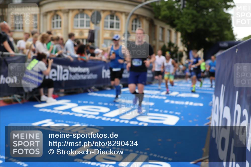 29.06.2025 - hella hamburg halbmarathon Strokosch-Dieckow http://msf.ph/oto/8290434 29.06.2025 10:49:52 Ziel 2540, 3692, 3852, 4017, 5460, 6125, 7100, 8454, 8455, 9126, 9200, 9213, 9491, 9597, 9924, 11975, 12271, 12527, 12733, 13463, 16716, 16732, 16800, 16887, 17753, 19109, 19112, 19122 meine-sportfotos.de