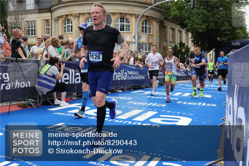 29.06.2025 - hella hamburg halbmarathon Strokosch-Dieckow http://msf.ph/oto/8290443 29.06.2025 10:49:53 Ziel 2540, 3692, 3852, 4017, 5460, 7100, 7657, 8454, 8455, 9126, 9200, 9213, 9491, 9597, 11975, 12271, 12527, 12733, 13225, 13463, 13758, 16716, 16732, 16800, 16887, 19109, 19112, 19122 meine-sportfotos.de