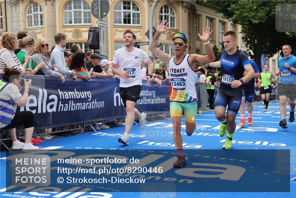 29.06.2025 - hella hamburg halbmarathon Strokosch-Dieckow http://msf.ph/oto/8290446 29.06.2025 10:49:53 Ziel 2540, 3692, 3852, 4017, 5460, 7100, 7657, 8454, 8455, 9126, 9200, 9213, 9491, 9597, 11975, 12271, 12527, 12733, 13225, 13463, 13758, 16716, 16732, 16800, 16887, 19109, 19112, 19122 meine-sportfotos.de