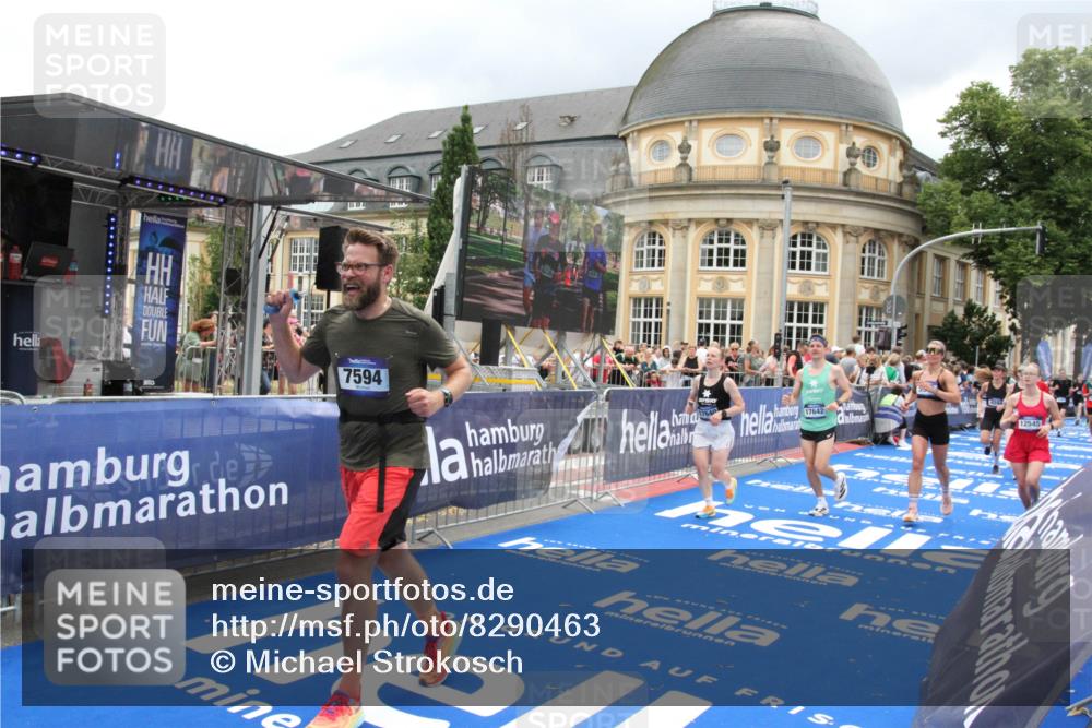 29.06.2025 - hella hamburg halbmarathon Michael Strokosch http://msf.ph/oto/8290463 29.06.2025 10:56:11 Ziel 1180, 3058, 4594, 4813, 5492, 5570, 7594, 8330, 8639, 9907, 12545, 14363, 17640, 17642, 18212 meine-sportfotos.de