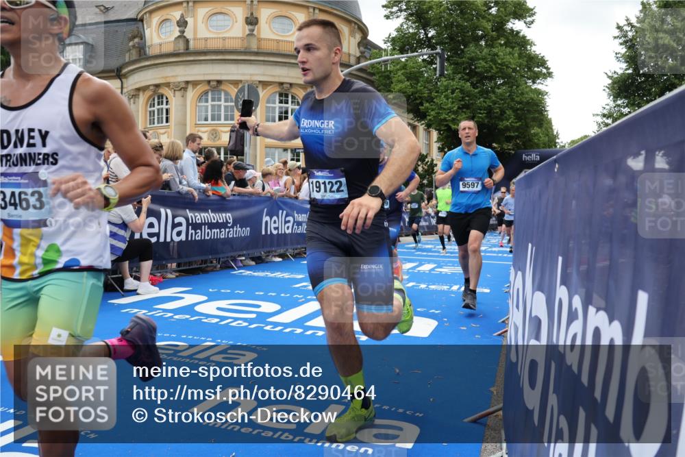 29.06.2025 - hella hamburg halbmarathon Strokosch-Dieckow http://msf.ph/oto/8290464 29.06.2025 10:49:54 Ziel 1321, 2540, 3692, 3852, 4017, 5460, 7100, 7657, 8454, 8455, 9126, 9200, 9213, 9491, 9597, 11975, 12271, 12527, 12733, 13225, 13463, 13758, 16716, 16732, 16800, 16887, 19109, 19112, 19122 meine-sportfotos.de