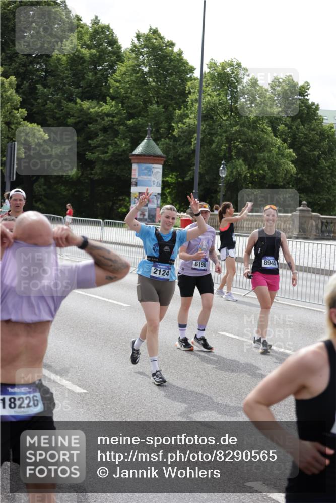 29.06.2025 - hella hamburg halbmarathon Jannik Wohlers http://msf.ph/oto/8290565 29.06.2025 10:36:11 Lombardsbrücke 1224, 1948, 2124, 2588, 3398, 3428, 4084, 5012, 5540, 5747, 6156, 6190, 6667, 7632, 8530, 8945, 9115, 9117, 9500, 9694, 9701, 9918, 10024, 10112, 10984, 11541, 11637, 12493, 12605, 12770, 12775, 13092, 13265, 13266, 13445, 13704, 13902, 13903, 15077, 15568, 15707, 15805, 16228, 16239, 16977, 17018, 17156, 17807, 18152, 18174, 18226, 18488, 18644, 18646, 18918, 18929 meine-sportfotos.de