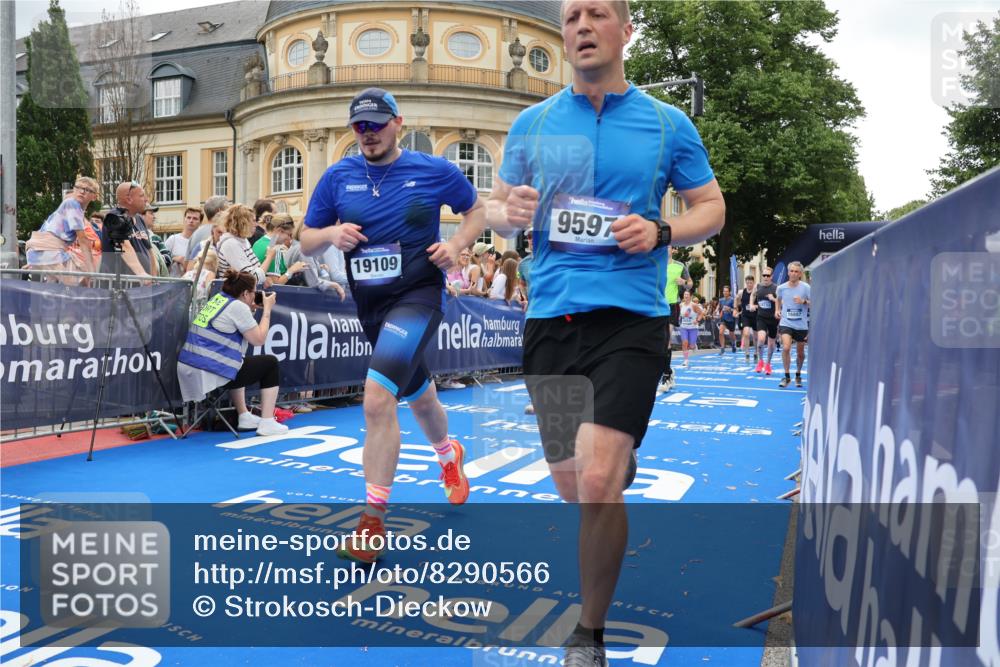 29.06.2025 - hella hamburg halbmarathon Strokosch-Dieckow http://msf.ph/oto/8290566 29.06.2025 10:49:55 Ziel 1321, 2020, 2540, 3692, 3852, 4017, 5460, 7100, 7657, 8454, 8455, 9126, 9200, 9213, 9491, 9597, 12271, 12527, 12733, 13225, 13463, 13758, 16403, 16716, 16732, 16800, 16887, 18884, 19109, 19112, 19122 meine-sportfotos.de